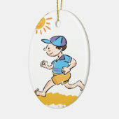 Jongen die lopen terwijl ze barefoot keramisch ornament (Links)