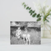 Jongen die met de hand antilopen briefkaart (Staand voorkant)