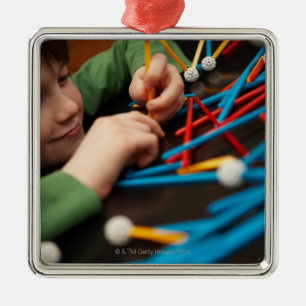 Jongen die moleculen verbinden voor een wetenschap metalen ornament