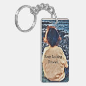 Jongen die naar de oceaan kijken sleutelhanger (Voorkant Links)