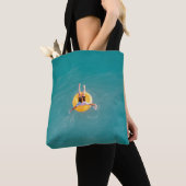 Jongen die op boei zit tote bag (Dichtbij)