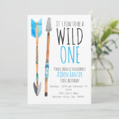 Jongen die op de eerste verjaardag een stampijl wi kaart (Staand voorkant)