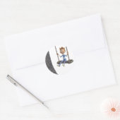 Jongen die op een Touwschommel slingeren Ronde Sticker (Envelop)