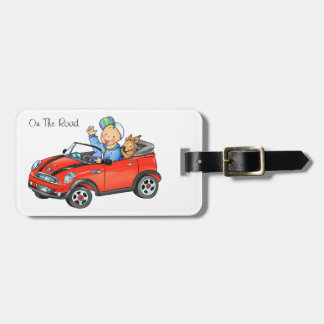 Jongen die op rood Speelgoed Bagagelabel rijden