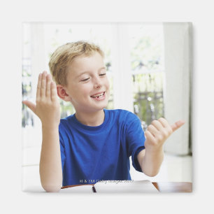 Jongen die op zijn vingers rekent om zijn vingers magneet