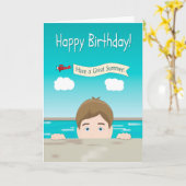 Jongen die pekelen uit een zwembad voor de geboort kaart (Gele Bloem)