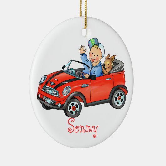 Jongen die rode Speelgoed auto rijden Keramisch Ornament (Rechts)