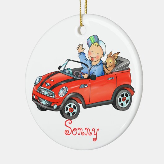 Jongen die rode Speelgoed auto rijden Keramisch Ornament (Links)