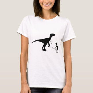 Jongen die rondlopen met zijn dichter Velocoraptor T-shirt