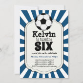 jongen die SIX Voetbal Uitnodiging draaien (Voorkant)