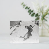 Jongen die sneeuw schept, 1940 briefkaart (Staand voorkant)