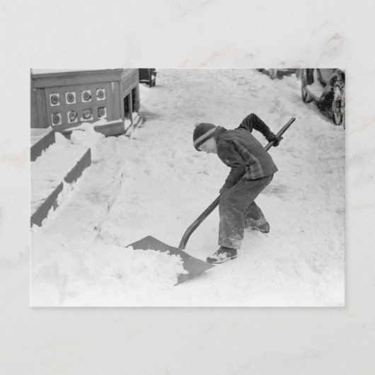 Jongen die sneeuw schept, 1940 briefkaart (Voorkant)