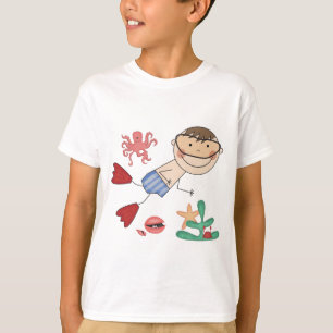 Jongen die T-shirts en cadeautjes zwemmen