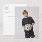 Jongen die voetbal vasthouden, glimlachen, portret briefkaart (Voorkant / Achterkant)