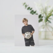 Jongen die voetbal vasthouden, glimlachen, portret briefkaart (Staand voorkant)