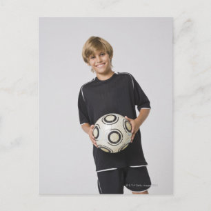 Jongen die voetbal vasthouden, glimlachen, portret briefkaart