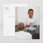 Jongen die voor de klas staat in 2 briefkaart (Voorkant / Achterkant)