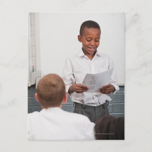 Jongen die voor de klas staat in 2 briefkaart (Voorkant)
