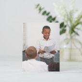 Jongen die voor de klas staat in 2 briefkaart (Staand voorkant)
