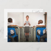 Jongen die voor de klas staat in briefkaart (Voorkant / Achterkant)