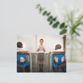 Jongen die voor de klas staat in briefkaart (Staand voorkant)
