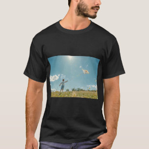 Jongen die vrolijk vliegt met een vlieger t-shirt