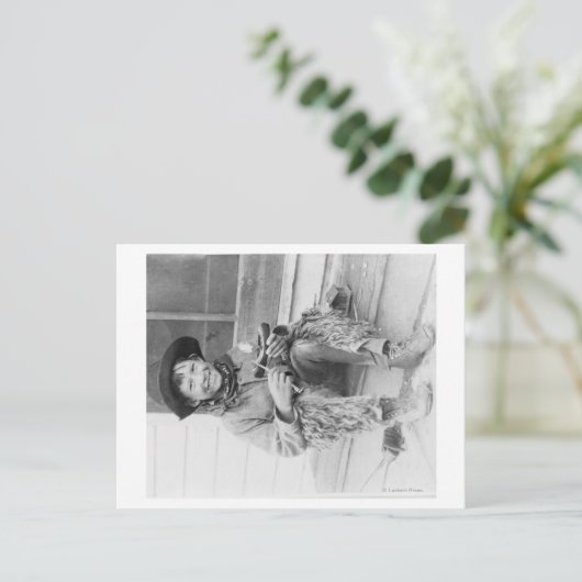 Jongen die zich verkleed als Cowboy met speelgoed Briefkaart (Staand voorkant)