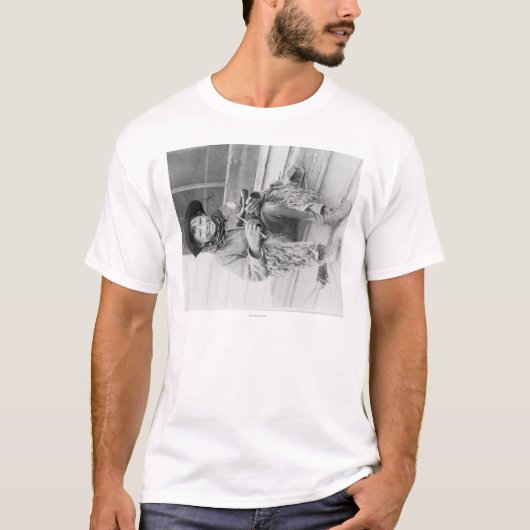 Jongen die zich verkleed als Cowboy met speelgoed T-shirt (Voorkant)