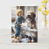Jongen die Zijn Hond een Bad voor Verjaardag geeft Kaart (Gele Bloem)