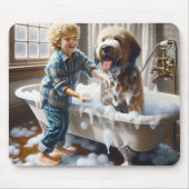 Jongen die zijn shaggy hond een bad geeft muismat (Voorkant)