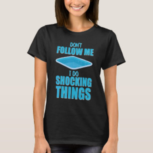 Jongen die zwemmen volg me niet. Ik schok de T-shirt
