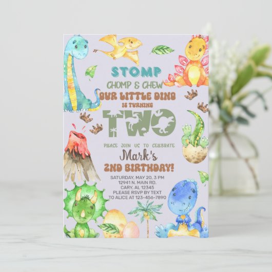 Jongen dino wordt twee 2e verjaardag. kaart (Staand voorkant)