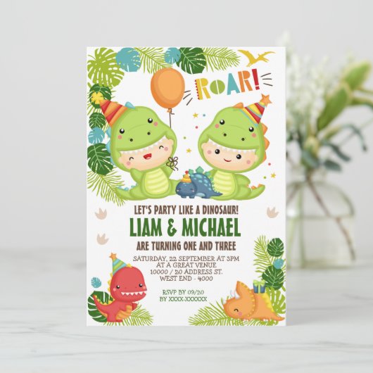Jongen Dinosaur Joint Birthday Invitation Kaart (Staand voorkant)