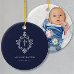 Jongen Doop Navy Blue Cross in Crest Faux Silver Keramisch Ornament<br><div class="desc">Een stijlvol religieus ontwerp met een kruis in een kam, geschikt voor de jongensdoop. De kuif en het kruis zijn faux silver folie, de achtergrond is marineblauw. Onder de kuif, in kleine petten, zijn er de naam, de gelegenheid en de datum, in een vergelijkbare kleur. De bloemenkam uit een oude...</div>