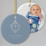 Jongen Dusty Blauw  Kruis in Crest Keramisch Ornament<br><div class="desc">Een stijlvol religieus ontwerp met een kruis in een kam, geschikt voor de jongensdoop. De kuif en het kruis zijn faux silver folie, de achtergrond is stoffig blauw. Onder de kuif, in kleine petten, zijn er de naam, de gelegenheid en de datum, in een vergelijkbare kleur. De bloemenkam uit een...</div>