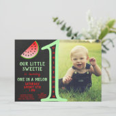 Jongen een op een meloen van de eerste verjaardag kaart (Staand voorkant)