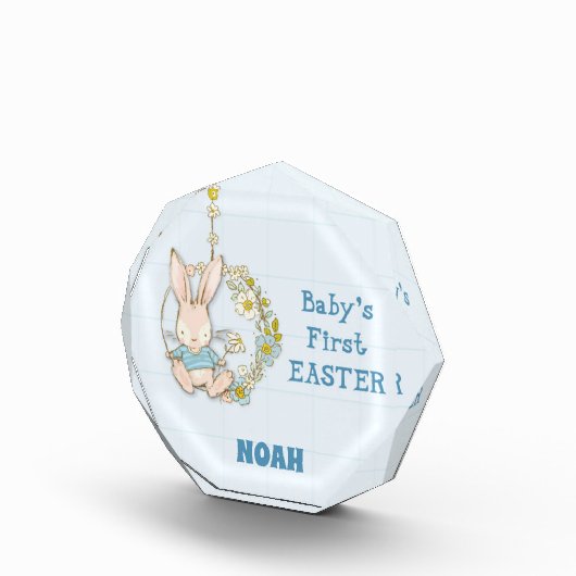 Jongen eerste paasbundel op het gebied van de bloe fotoblokken (Rechts)