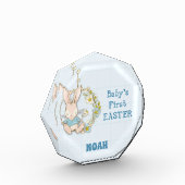 Jongen eerste paasbundel op het gebied van de bloe fotoblokken (Links)