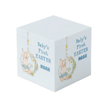 Jongen eerste paasbundel op het gebied van de bloe