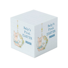 Jongen eerste paasbundel op het gebied van de bloe kubus