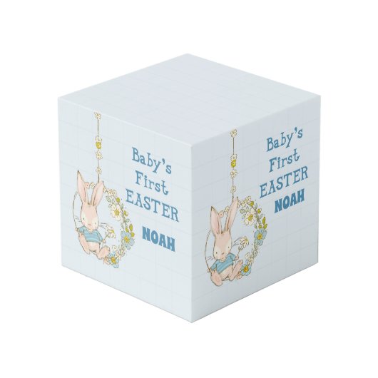 Jongen eerste paasbundel op het gebied van de bloe kubus (Achter hoekig)