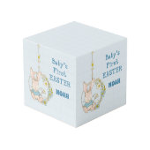 Jongen eerste paasbundel op het gebied van de bloe kubus (Voorkant hoekig)