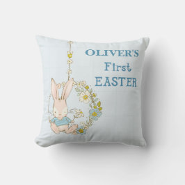 Jongen eerste paasbundel op het gebied van de bloe kussen