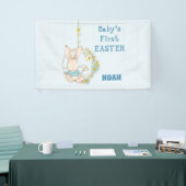 Jongen eerste paasbundel op het gebied van de bloe spandoek (Beurs)