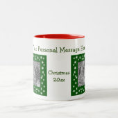 Jongen Elf Kerstdorp Holiday Foto Tweekleurige Koffiemok (Center)