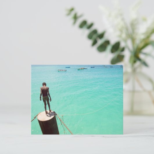 Jongen en blauw water briefkaart (Staand voorkant)