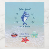 Jongen en jonge kreeften die op zaterdag zijn gebo wijn etiket (Enkel label)