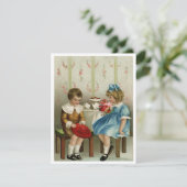 jongen en meisje tijdens het eten feestdagenkaart (Staand voorkant)