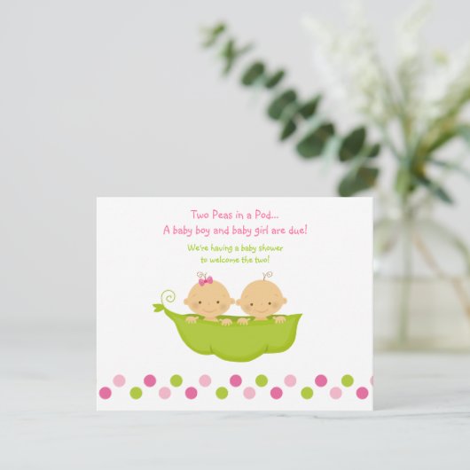 Jongen en meisjes tweelingen erwten in een poduitn kaart (Staand voorkant)