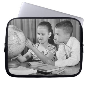 Jongen en meisjes Wereldbol bekijken Laptop Sleeve